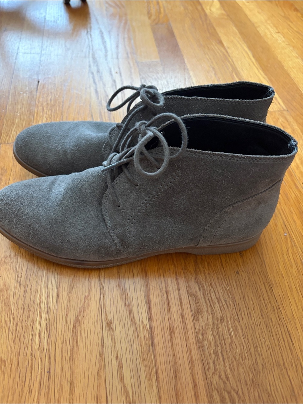 Women’s olive green Suede Lace-Up Chukka Boots